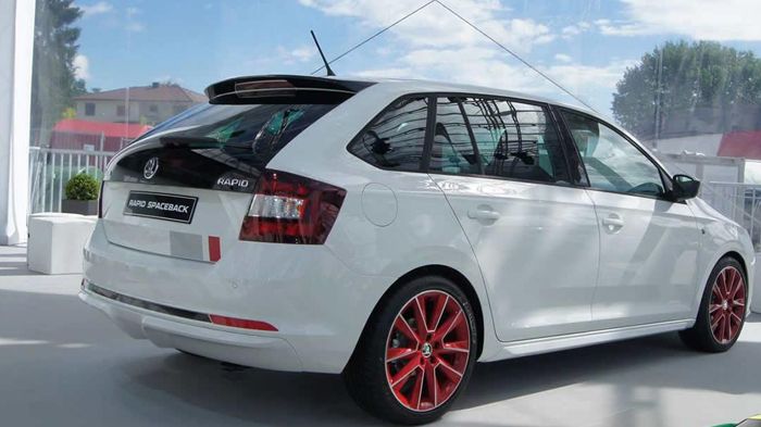 Το Rapid Spaceback Red & Grey Collection φέρει πλήθος αξεσουάρ της Skoda Original Accessories.